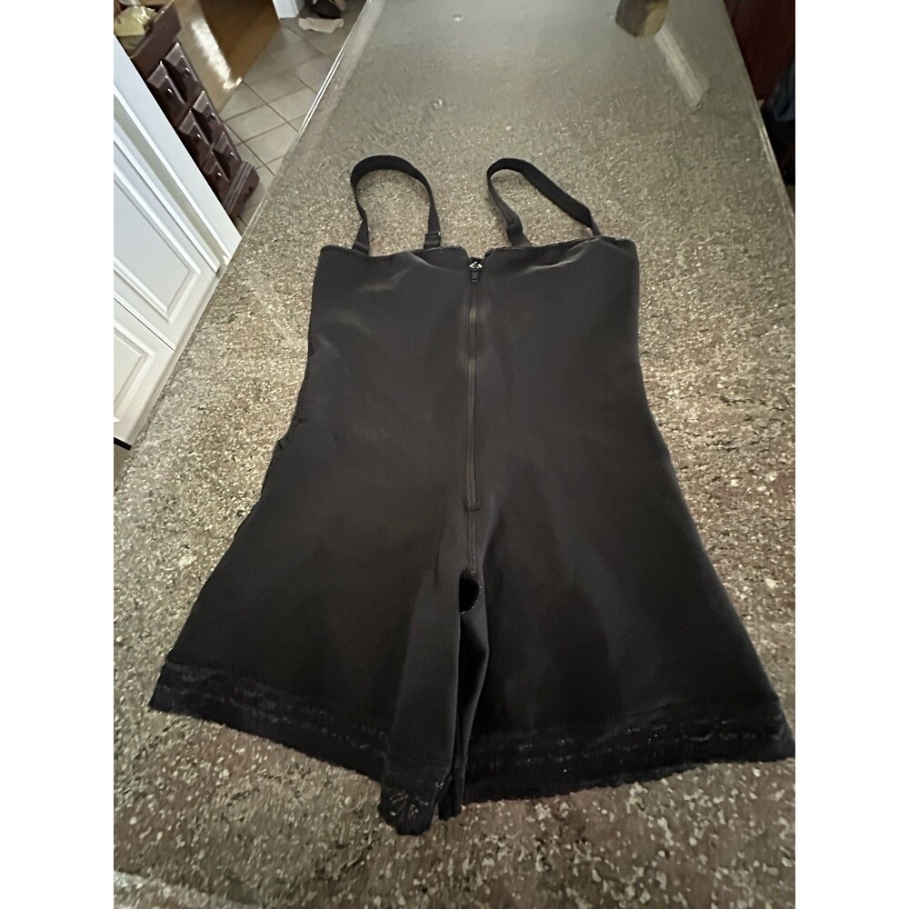 Leonisa Shapewear Bodysuit Womens M Black Undetectable Edge Butt Lifter Shaper